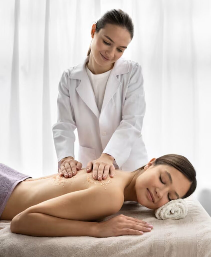 Terapeuta de masajes atendiendo a una paciente