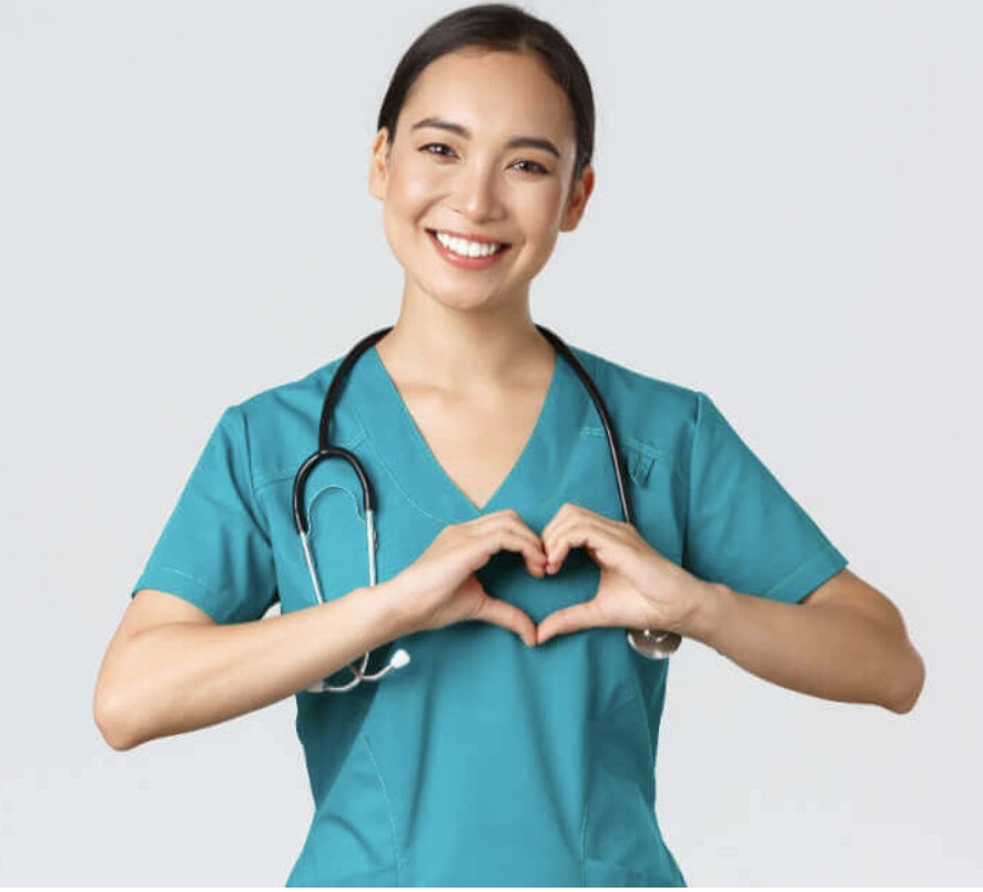 Enfermera profesional con uniforme en un centro de salud