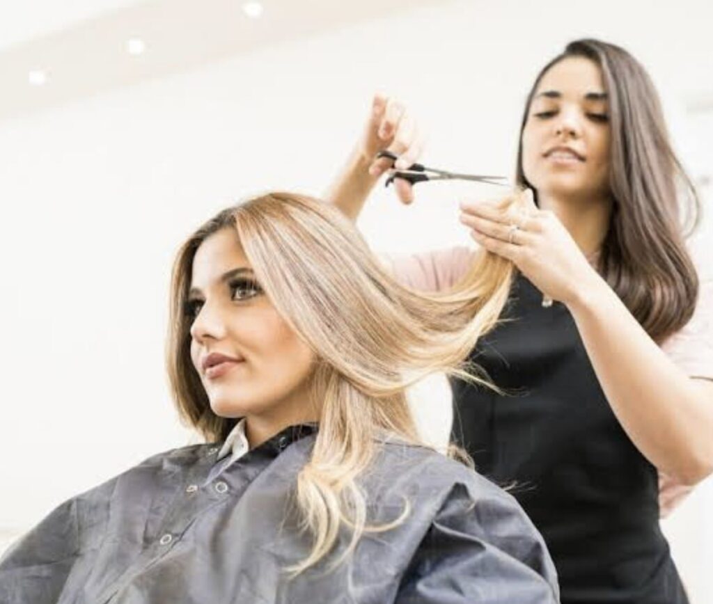 Cosmetóloga realizando un tratamiento facial