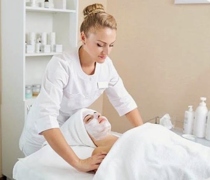 Esteticista profesional atendiendo a una clienta