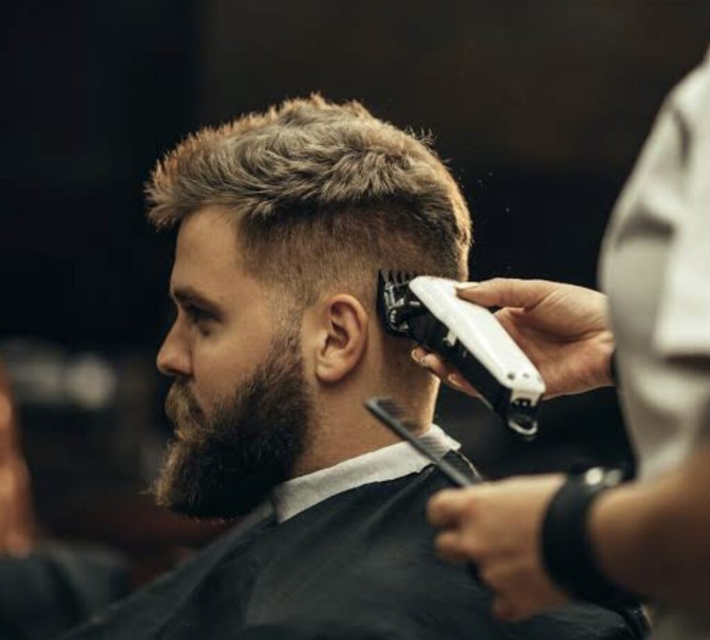 Barbero profesional trabajando en su barbería